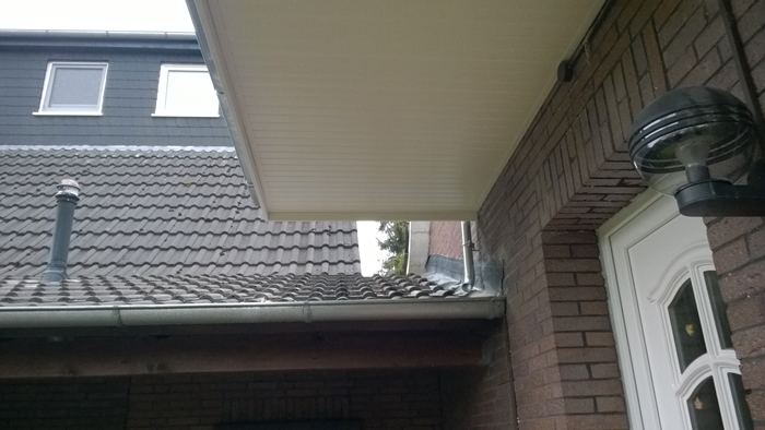 Haustuer mit Balkon Ueberbau